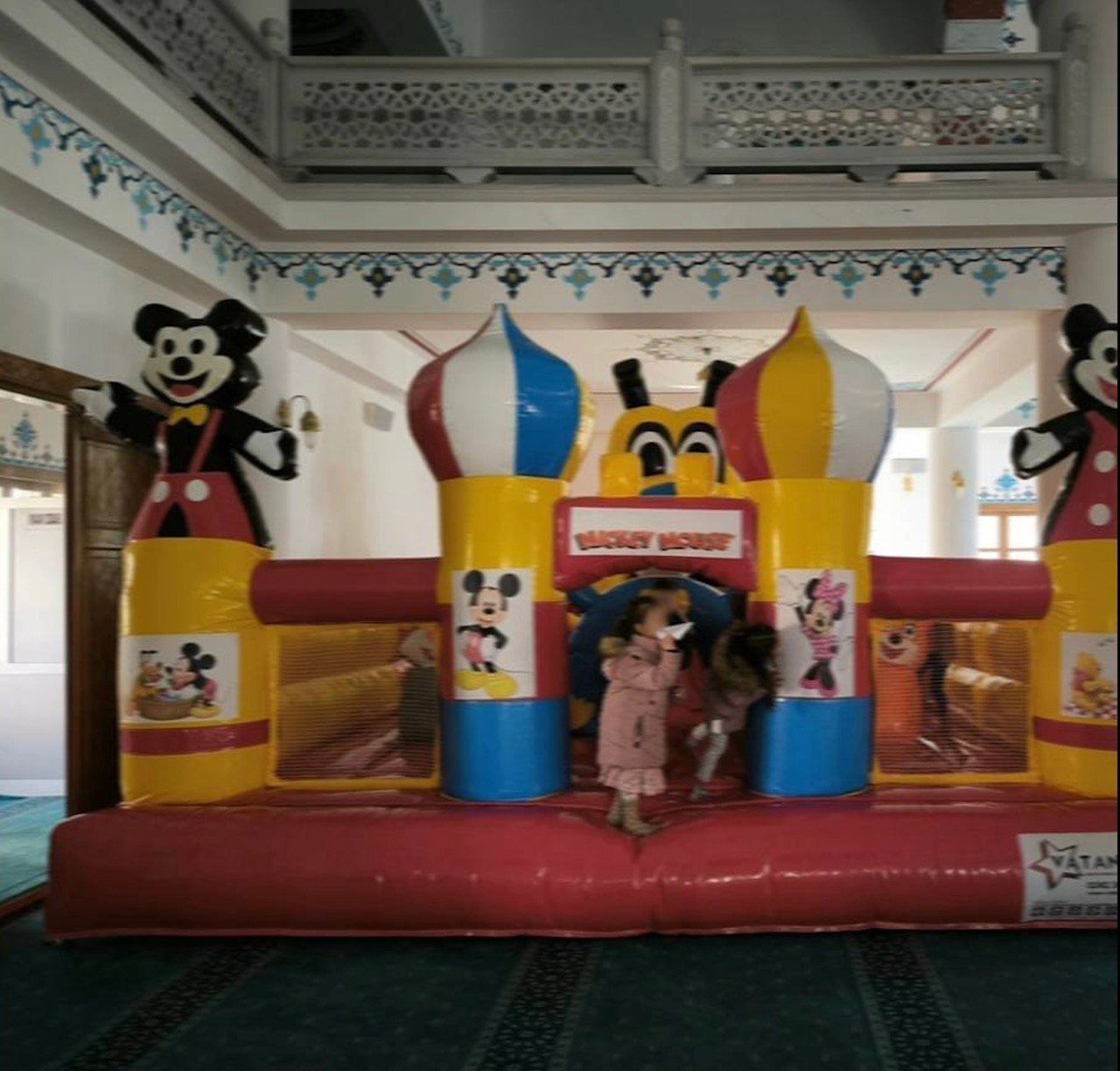 --- Şırnak'ta Abdurrahman Avcı Camii’nin içindeki Mickey Mouse temalı şişme çocuk parkı