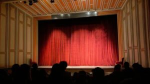 Tiyatro sahnelerini en çok yüksek kiralar ve mevzuat engelleri zorluyor.