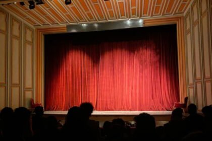 Tiyatro sahnelerini en çok yüksek kiralar ve mevzuat engelleri zorluyor.