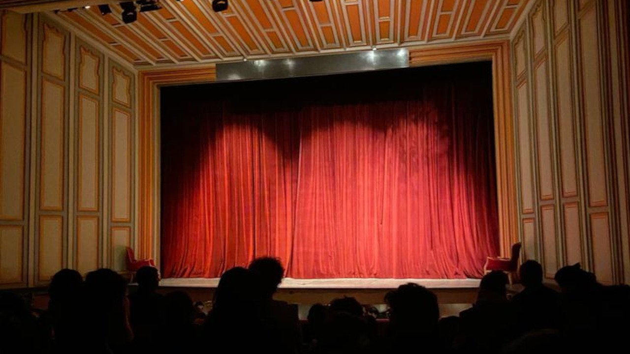 Tiyatro sahnelerini en çok yüksek kiralar ve mevzuat engelleri zorluyor.