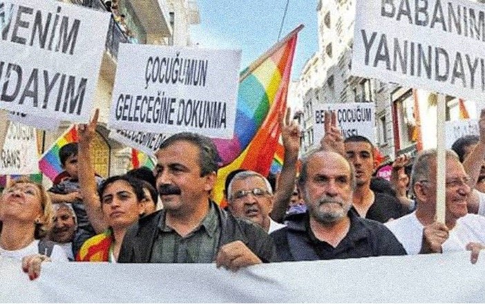 --- Sebahat Tuncel, Sırrı Süreyya Önder ve Ertuğrul Kürkçü 19. İstanbul LGBTİ+ Onur Haftası yürüyüşünde, 27 Haziran 2011, Express